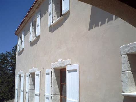 Chaux aérienne prête à l'emploi pour la réalisation de badigeon à fresco ou à secco. Enduit à la chaux aérienne avec encadrement et chaînage en ...