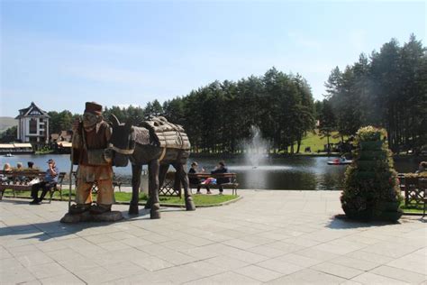 Zlatibor Jezero Na Zlatiboru Ulepšala Plutajuća Fontana