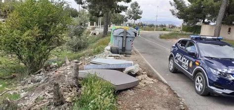 Policía Local de Lorca identifica a una persona que arrojaba enseres y