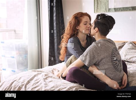 Homosexual Couple In Bed Fotos Und Bildmaterial In Hoher Auflösung Alamy