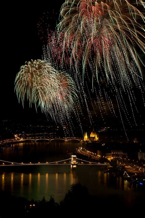 Jun 24, 2021 · gulyás gergely a mai kormányinfón jelentette be, hogy 5,5 millió beoltottnál megszűnik a kötelező maszkhasználat. képes-lap: Tüzijáték, Budapest - 2012. augusztus 20.