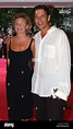 L'acteur Dougrey Scott et sa femme Sarah Trevis arrivent à l'Odeon ...