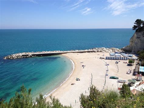 Le spiagge del parco del monte conero sono tra le più belle della costa adriatica. Spiagge Riviera del Conero 2016 | Le più belle spiagge ...
