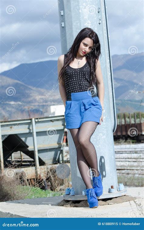 De Mooie Vrouw Stelt In Metropost Stock Afbeelding Image Of Vertrek