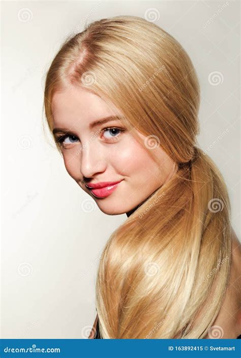 Portrait De La Belle Jeune Femme Blonde Une Maquette De Spa Avec Peau