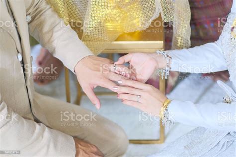 신부는 결혼식에서 신랑 손가락에 반지를 착용 2명에 대한 스톡 사진 및 기타 이미지 2명 Junts Pel Sí 결혼 의식 Istock