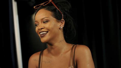 Rihanna deslumbra la pasarela neoyorquina con lencería para mujeres de