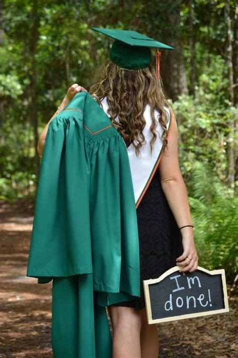 Love This Idea For Graduation Photos Cap And Gown Picture Ideas Grad