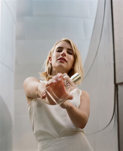 Rubia Actriz Mujer Emma Roberts Mirando Al Espectador Fondo De
