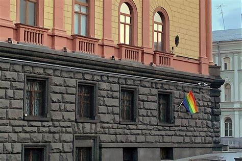 Человека привлекают более феминные/женственные люди независимо от их пола. К дню рождения Путина Pussy Riot повесили ЛГБТ-флаги на ...
