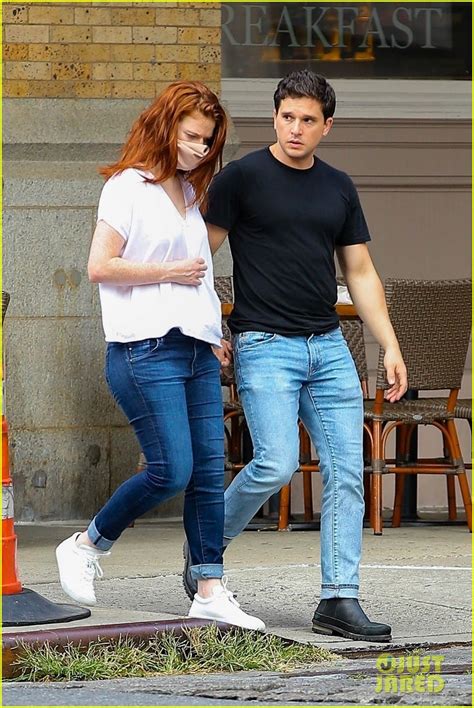 Kit Harington And Rose Leslie Hold Hands On A Walk In Nyc Photo 4634611