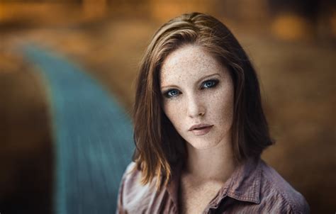Обои взгляд девушка лицо модель портрет веснушки light рыжая color боке freckles