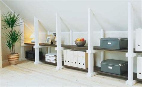Wir zeigen, wie sie einen drempelschrank bauen und viel stauraum. Kniestockregal | selbst.de | Regal dachschräge, Haus deko ...