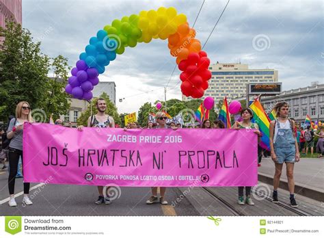 Ihre fahne lgbt online sollte natürlich optimal zu ihnen passen, sodass sie als fahnenmast kunde am ende keinesfalls von der investition enttäuscht werden! 15. Zagreb-Stolz LGBTIQ-Aktivisten, Die Stolzfahne Halten ...