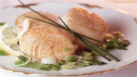 Cyril Lignac dévoile sa recette spéciale de Saint - Jacques rôties