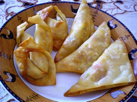 Lumpia goreng is a simple fried spring rolls filled with vegetables; Resep Pangsit Goreng Ala Bunda