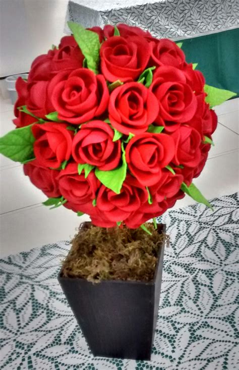 Baixe rosas vermelhas fotos no melhor site de banco de imagens, com milhões de fotos, imagens e figuras sem royalties e de alta qualidade premiu com preços acessíveis. Topiaria vermelha com rosas em EVA | Rosa Flores em Eva | Elo7
