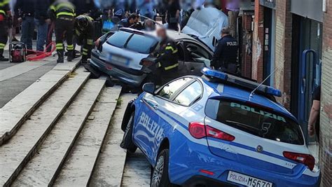 Inseguimento A Roma Nord Auto E Volante Della Polizia Fuori Strada Un