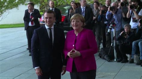 Primo Incontro Macron Merkel Apertura Su Riforma Dei Trattati Ue Youtube