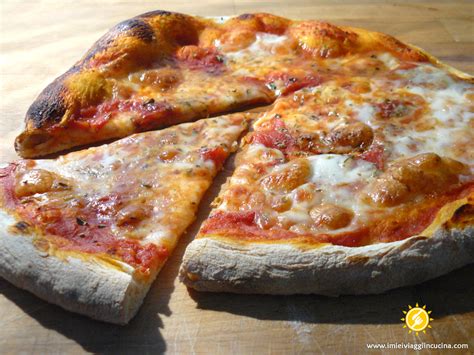 Potete cuocerla nel forno tondo, nel forno a legna o tranquillamente nel forno di casa facendo comunque una pizza tonda al piatto (non la teglia di pizza da taglio). Pizza nel Forno di Casa "come in Pizzeria"