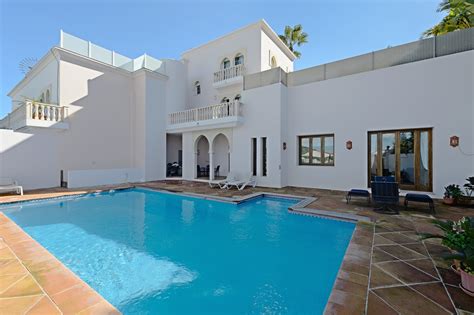 Schulden und kredite bei der scheidung. Tolles Haus mit großem Pool und Meerblick zum Verkauf
