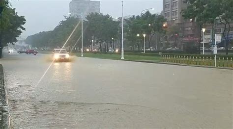 Download 澳門氣象局smg apk 3.0.5 for android. 雨彈狂炸高雄!前鎮「馬路變汪洋」 上班車潮塞爆交通大打結 | ETtoday生活 | ETtoday新聞雲