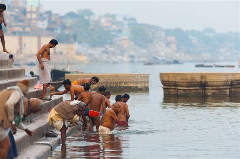Hommes Indiens Baignant Le Fleuve De Ganges Saint Varanasi Image Stock