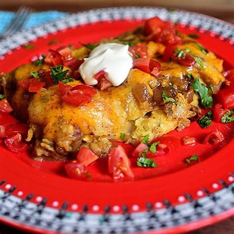 You'll need red enchilada sauce and chicken broth to make the sauce, a pound of ground beef, diced onions, green onions, olives and green chiles for the enchilada filling and corn. 31 reference of Enchiladas pioneer woman Mexican food Recipe in 2020 | Recipes, Mexican food ...