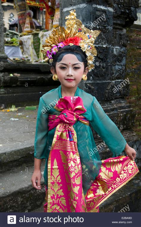 It is sometimes made from sheer material and usually worn with a sarong or batik. National Costume Of Indonesian Batik - COSTUMES IDEAS