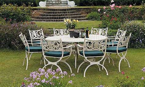 Tips To Create A Romantic Garden Setting Interior