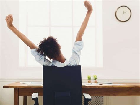 Die schultern sollen dabei entspannt sein. Richtiges Sitzen am Schreibtisch - der Bürostuhl macht´s