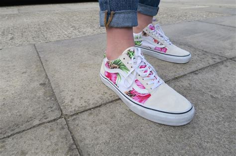 Vans floral pattern low top sneakers unisex. CURRENTLY LOVING: HAWAIIAN PRINT OLD SKOOL VANS - Style ...