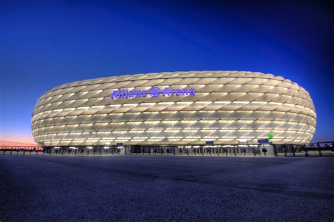 Allianz arena beleuchtet für bayern münchen (rot), 1860 münchen (blau) und für neutrale spiele (z. Allianz Arena bei Nacht Foto & Bild | architektur ...