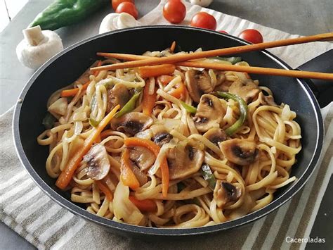 Tallarines Al Estilo Chino Salteados Con Verduras Caceroladas