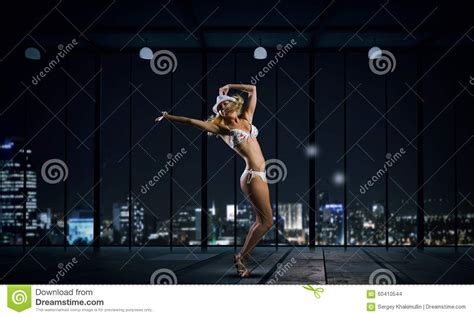Tanzende Blondine Im Bikini Stockfoto Bild Von Tanz Unterhaltung