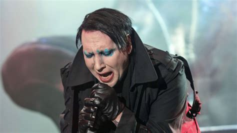 Marilyn Manson Bless En Plein Concert Il Finit L H Pital Vid O