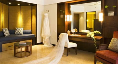 Once we were all dressed, the groomsmen (who were in a separate hotel room getting ready with travis) and bridesmaids piled onto the shuttle to drive over to the venue. Bride and groom preparation rooms are available to help ...