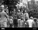 Paul von Hindenburg mit Kindern in Dietramszell Stockfotografie - Alamy