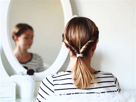 Półdługie włosy - 4 pomysły na proste fryzury. - simplife.pl