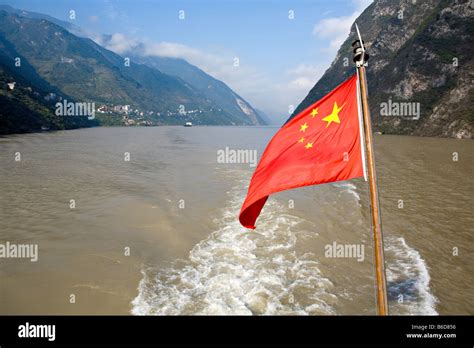 China Yangtze River Gorge Bright Red Five Starred Flag Of The Peoples