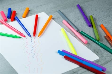 Muitos Marcadores Multicoloridos Para Desenhar Com Desenhos Em Papel