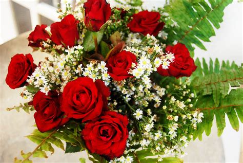 There are different types of flower arrangements depending on how you want to put the flowers in the vase. How to Arrange a Dozen Roses in a Vase: 11 Steps (with ...