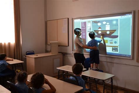 Crianças Utilizando As Novas Tecnologias Em Sala De Aula Transformando