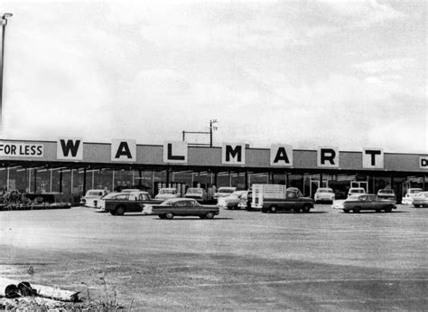 One of the first Walmart stores in Rogers, Arkansas 1960s. [2159x1574