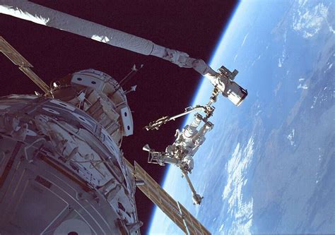 Discovery Docks With International Space Station May 29 1999 Edn