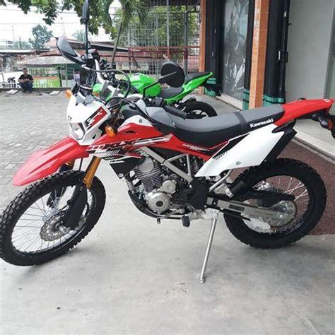 Juga tersedia dalam 1 pilihan warna di indonesia. Gambar Motor Klx Warna Merah : 21 Modifikasi Motor Klx D Tracker Trail Supermoto Terbaru : Warna ...