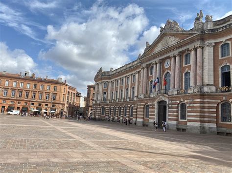 Toulouse Un Sac Abandonn La Place Du Capitole Boucl E Pendant Une