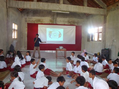 Siswa menjawab dengan uraian tentang jawaban soal. Mengenalkan Manfaat Perpustakaan ke Siswa SD - Nasirullah ...