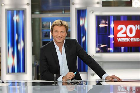 Sa couleur d'identification au sein du groupe de télévision public est le rouge et se retrouve sur tout son habillage d'antenne. Laurent Delahousse, sur le plateau du JT de France 2 ...