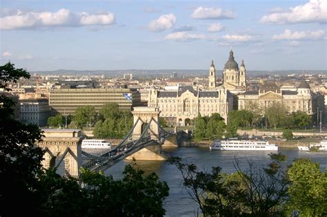 Ungarn er sletteland omgivet i en halvcirkel af karpaterbjergene. Ungarn - Geschäftskontakte DEUTSCHLAND-UNGARN mit ...